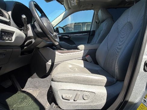 Used 2021 Toyota Highlander Limited image 13