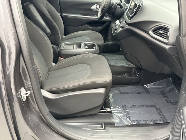 Used 2020 Chrysler Pacifica Touring w/ S Appearance Package FWD image 16