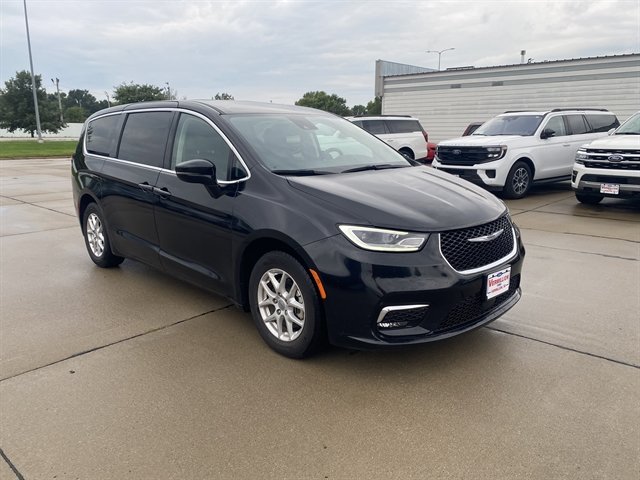 Used 2024 Chrysler Pacifica Touring-L FWD image 3