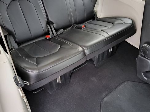 Used 2024 Chrysler Pacifica Touring-L FWD image 37