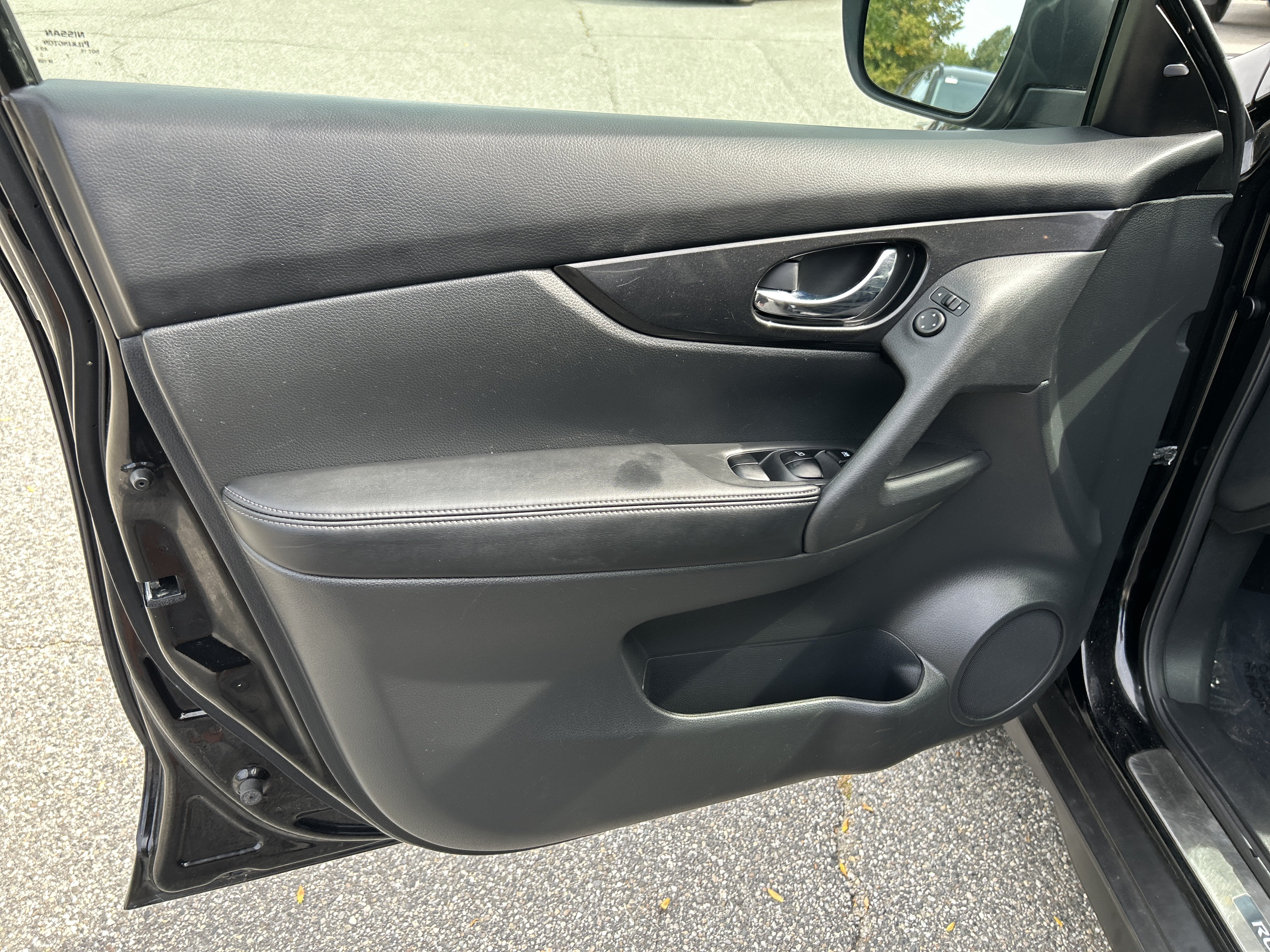 Used 2017 Nissan Rogue SV w/ Midnight Edition AWD/4WD image 15