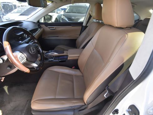 Used 2016 Lexus ES 300h w/ Navigation System Package FWD image 2