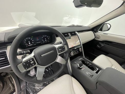 New 2026 Land Rover Discovery S image 15