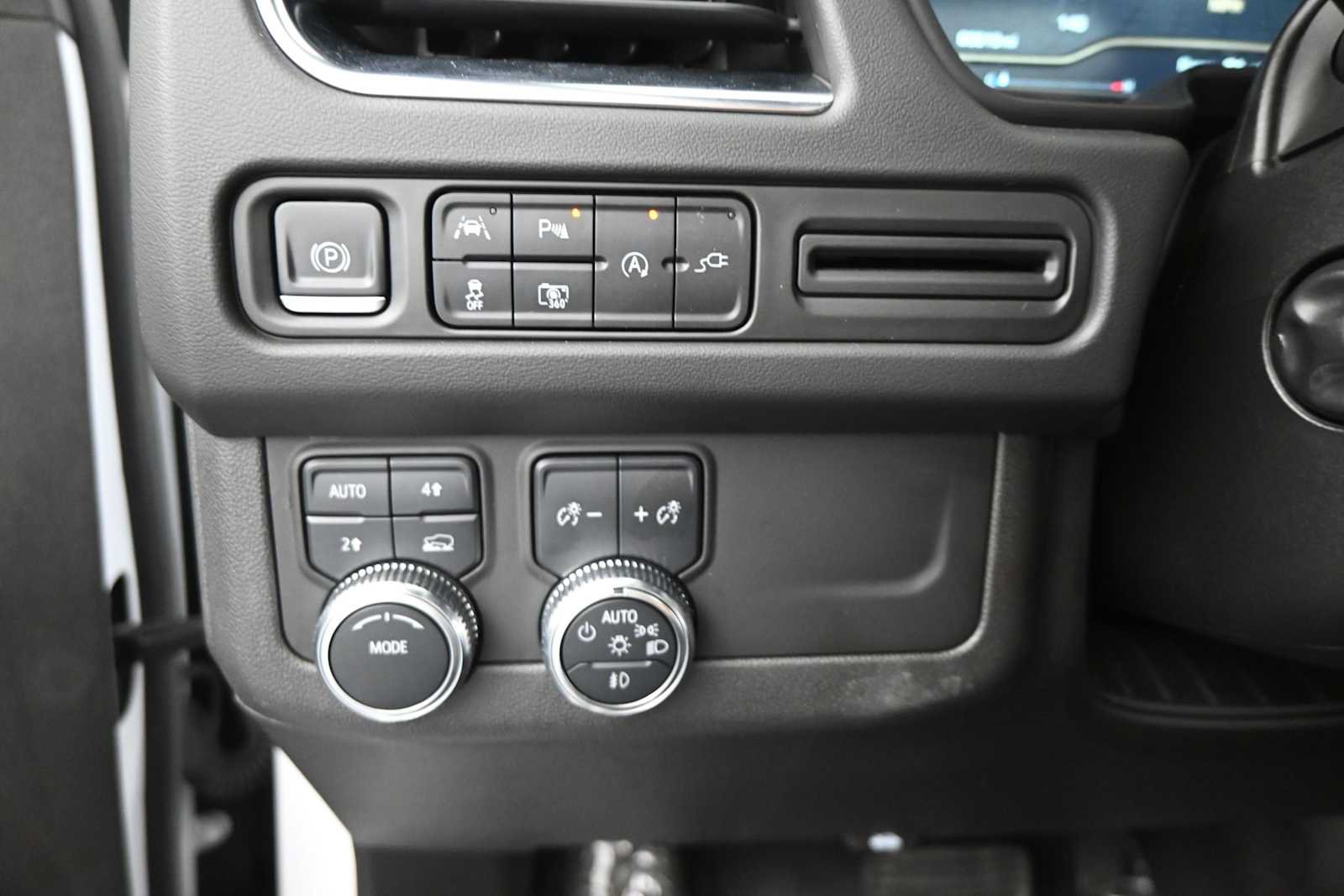 Used 2022 GMC Yukon XL SLT w/ SLT Premium Package AWD/4WD image 24