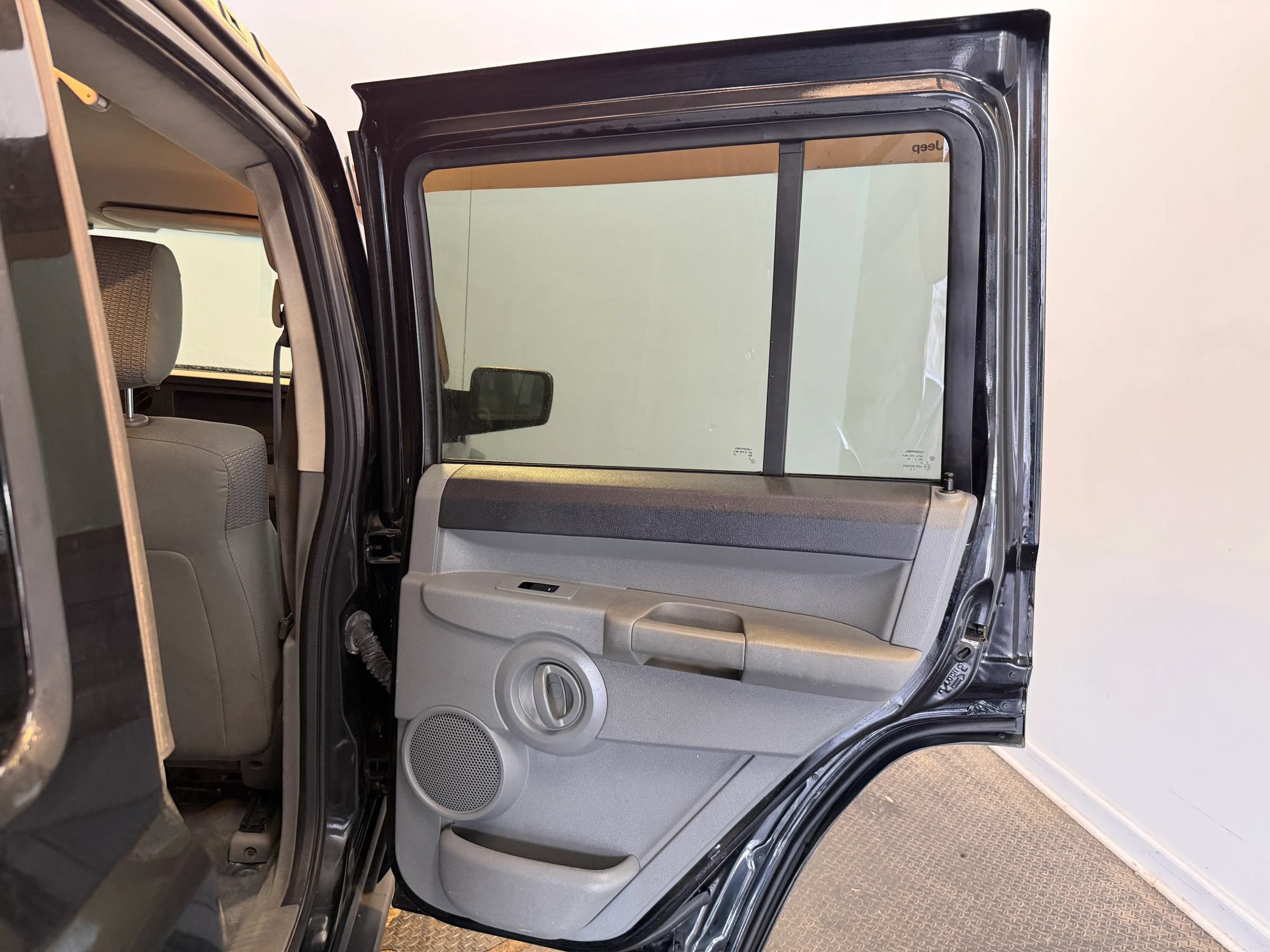 Used 2007 Jeep Commander Sport RWD image 31