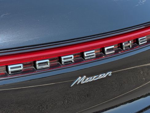 Certified 2025 Porsche Macan AWD/4WD image 29