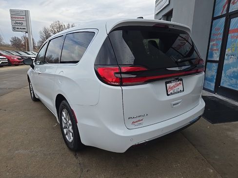 New 2026 Chrysler Pacifica Select image 8