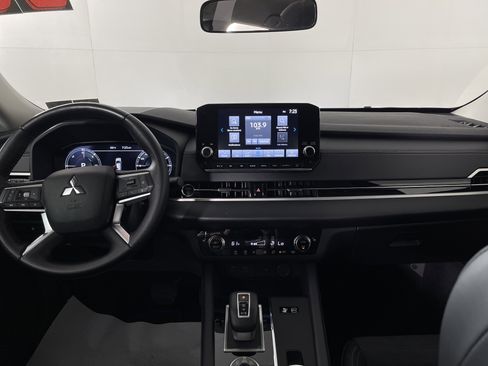 Used 2023 Mitsubishi Outlander SE image 15