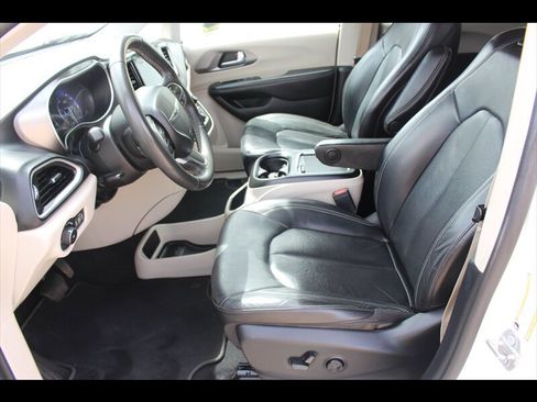 Used 2022 Chrysler Pacifica Touring-L FWD image 22