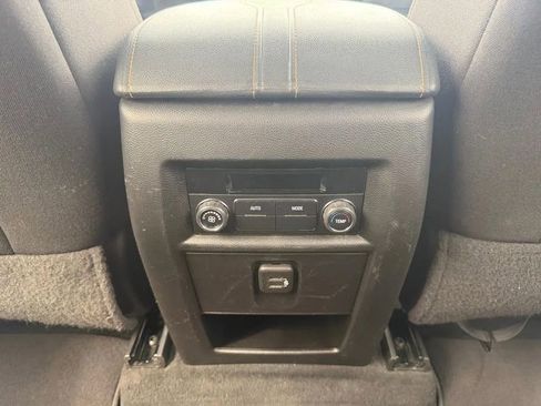 Used 2021 Chevrolet Traverse LT image 30