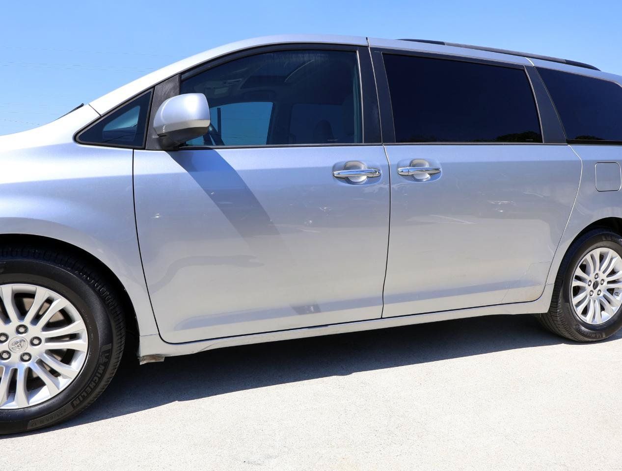Used 2015 Toyota Sienna XLE FWD image 35
