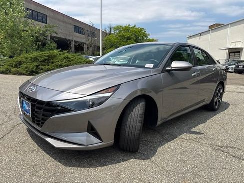 Used 2023 Hyundai Elantra SEL w/ Convenience Package FWD image 3