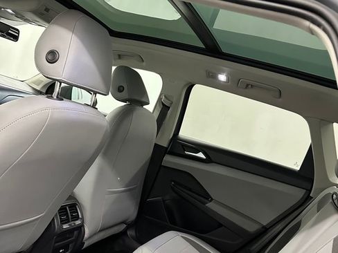 Used 2022 Volkswagen Taos SE w/ Panoramic Sunroof Package image 24