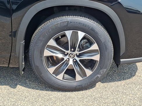 Used 2024 Toyota Highlander XLE AWD/4WD image 11