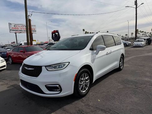 Used 2021 Chrysler Pacifica Touring FWD image 3