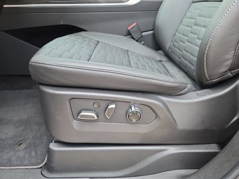 New 2026 Cadillac Escalade ESV V AWD/4WD image 17