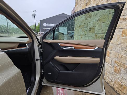 Used 2017 Cadillac XT5 Platinum w/ Driver Assist Package image 8