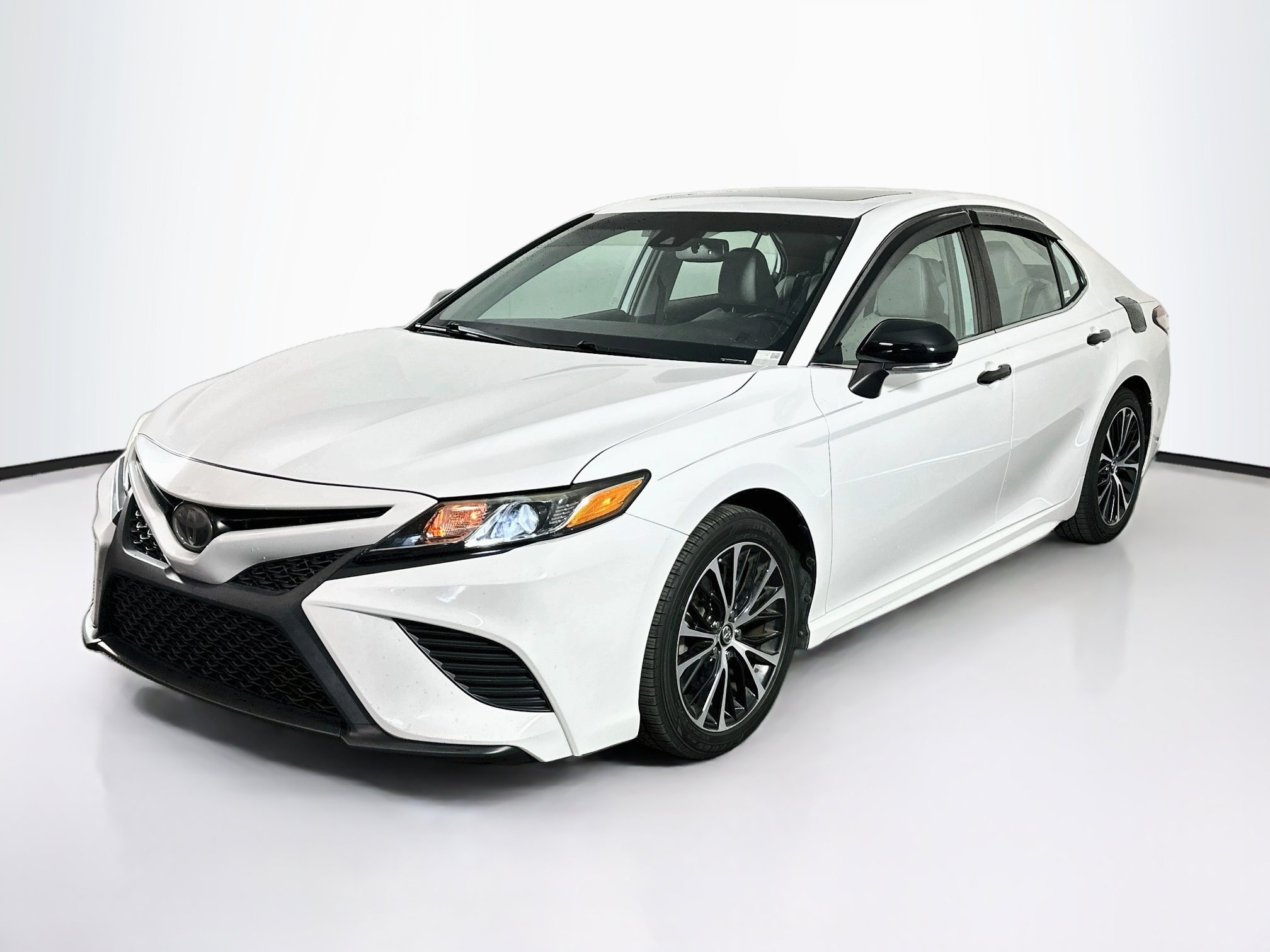 Used 2019 Toyota Camry SE w/ Convenience Package FWD image 3