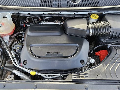 Used 2023 Chrysler Voyager LX image 21