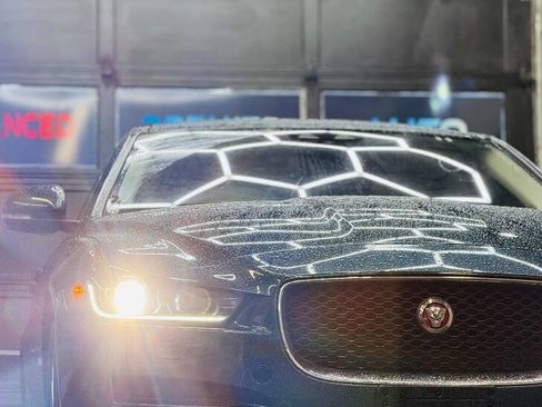 Used 2017 Jaguar XE Premium image 3