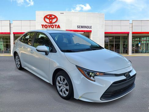 Used 2025 Toyota Corolla LE image 2