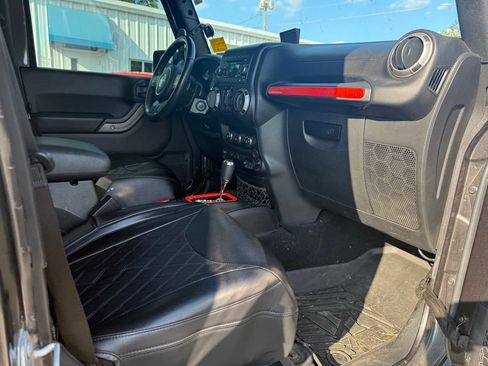 Used 2017 Jeep Wrangler Unlimited Rubicon w/ Connectivity Group AWD/4WD image 35