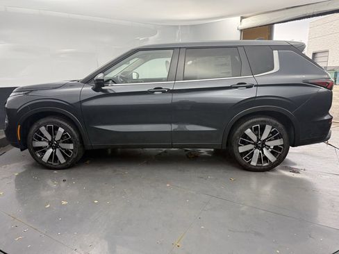 New 2025 Mitsubishi Outlander SE image 6