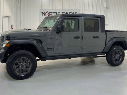 Used 2022 Jeep Gladiator Sport w/ Trailer Tow Package image 6