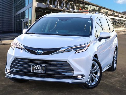 Used 2022 Toyota Sienna Platinum image 1