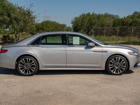Used 2017 Lincoln Continental Select image 8