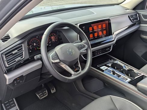 Used 2025 Volkswagen Atlas Peak Edition SE image 12