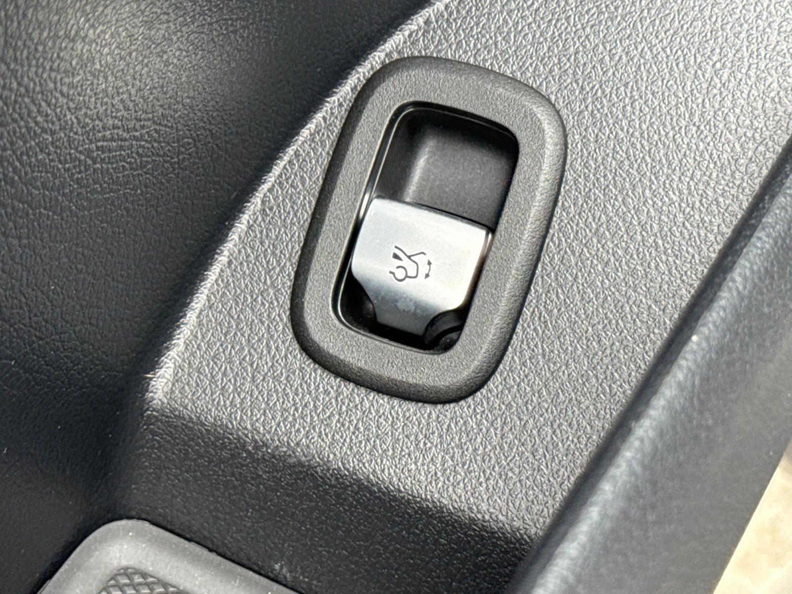 Used 2026 Mercedes-Benz GLC 300 image 25