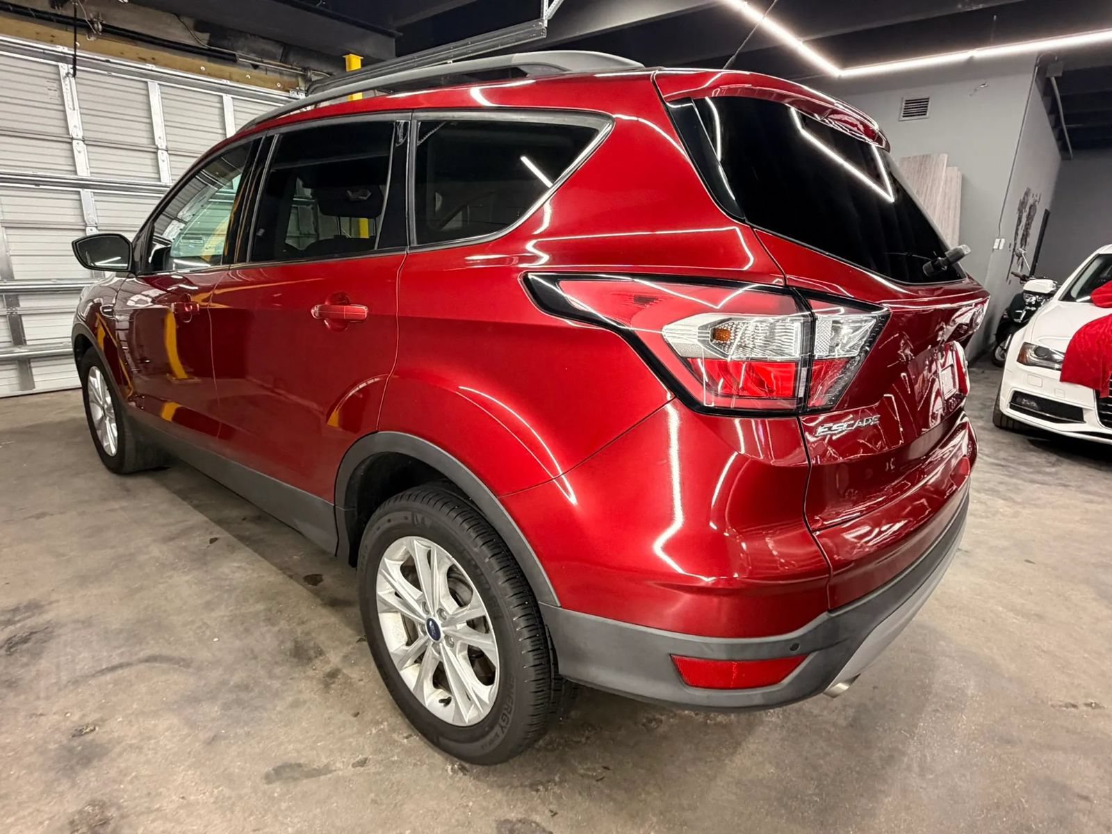 Used 2017 Ford Escape SE w/ Equipment Group 201A FWD image 3