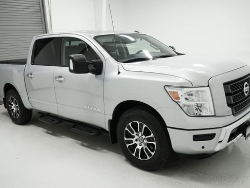 Used 2021 Nissan Titan SV w/ SV Convenience Package image 3