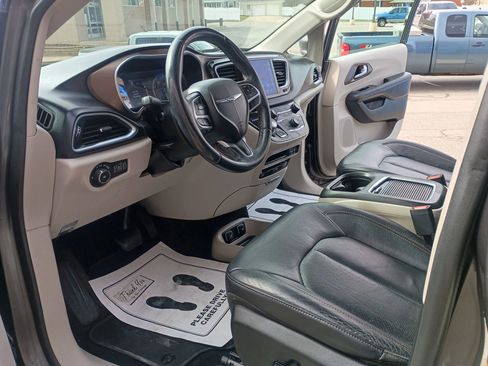 Used 2017 Chrysler Pacifica Touring-L Plus w/ Tire & Wheel Group image 18