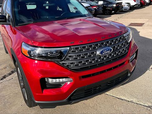 Used 2023 Ford Explorer XLT w/ Equipment Group 202A image 3