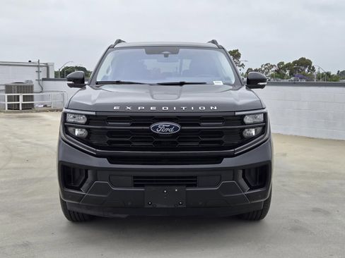 Used 2025 Ford Expedition Active RWD image 3