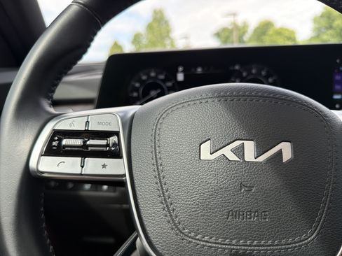 Used 2024 Kia Telluride SX w/ Towing Package FWD image 11