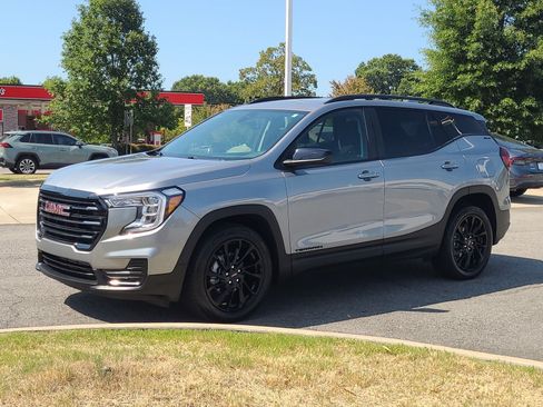 Used 2024 GMC Terrain SLE w/ Driver Convenience Package FWD image 7