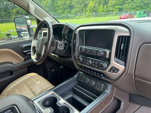 Used 2019 GMC Sierra 2500 Denali w/ Duramax Plus Package AWD/4WD image 21