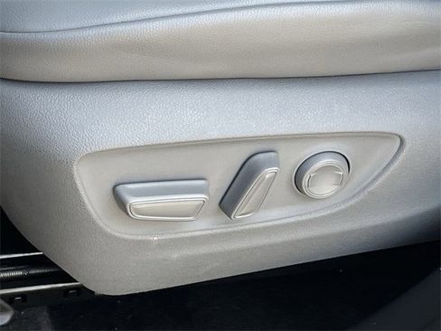 Used 2024 Toyota Highlander XLE image 29