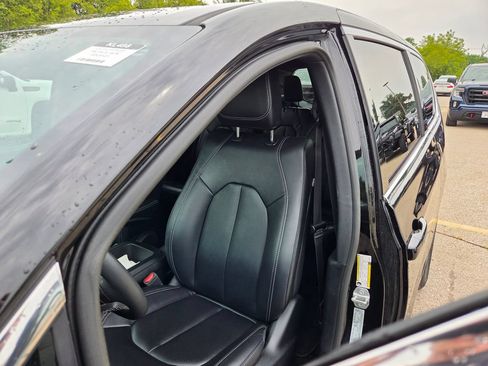 Used 2025 Chrysler Pacifica Select FWD image 17