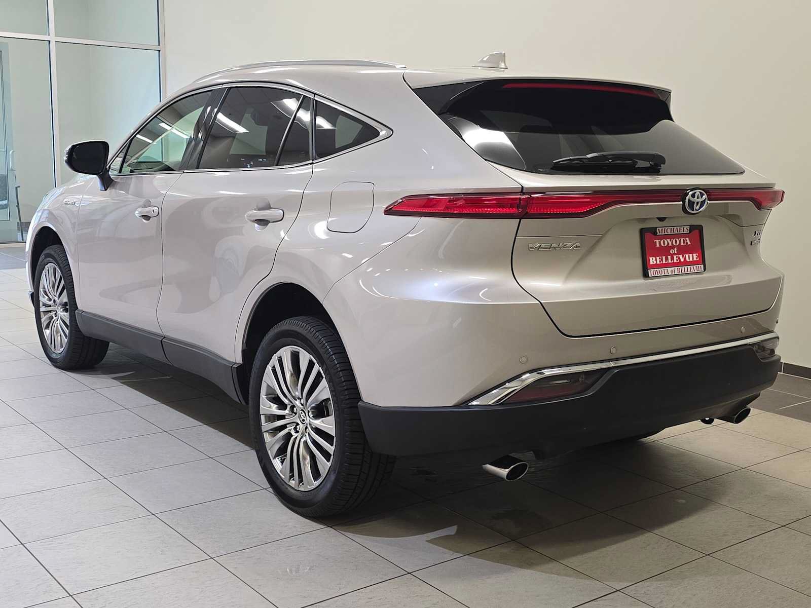 Certified 2021 Toyota Venza XLE AWD/4WD image 4