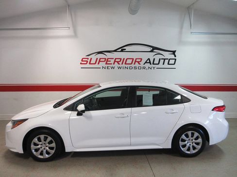 Used 2022 Toyota Corolla LE FWD image 2