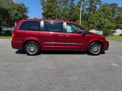 Used 2013 Chrysler Town & Country Touring-L w/ Entertainment Group #2 FWD image 16