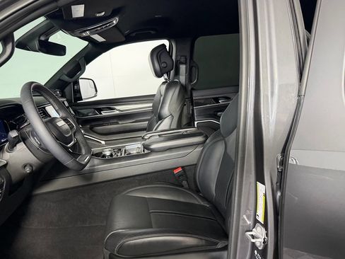 Used 2023 Jeep Wagoneer Series III w/ Preferred Equipment Group AWD/4WD image 23