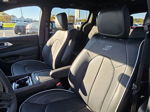 New 2026 Chrysler Pacifica Limited w/ Uconnect Theater Family Group image 10