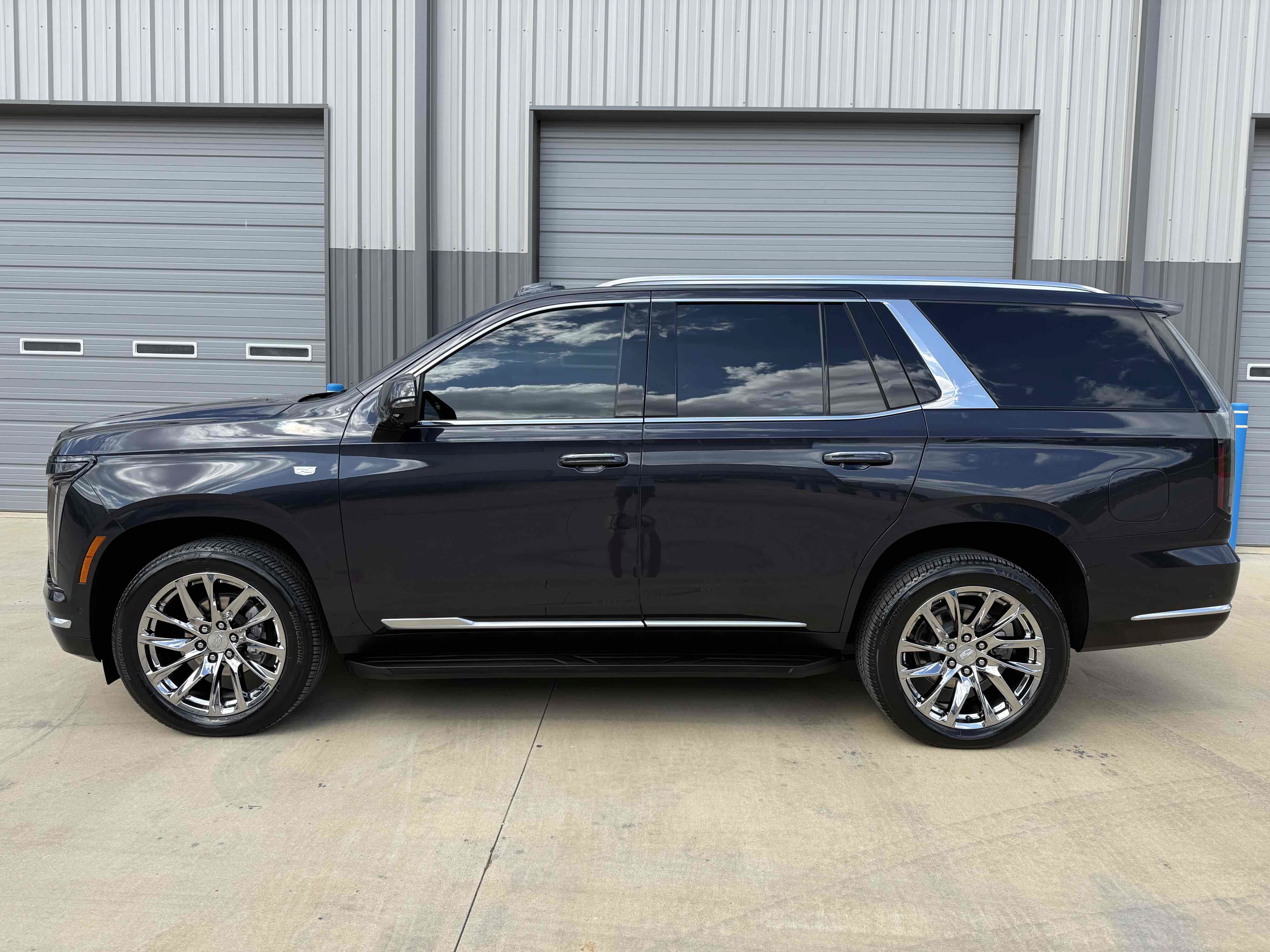 Used 2025 Cadillac Escalade Premium Luxury AWD/4WD image 2