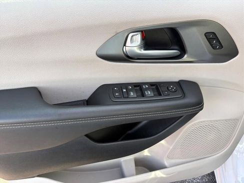Used 2024 Chrysler Pacifica Touring-L image 21