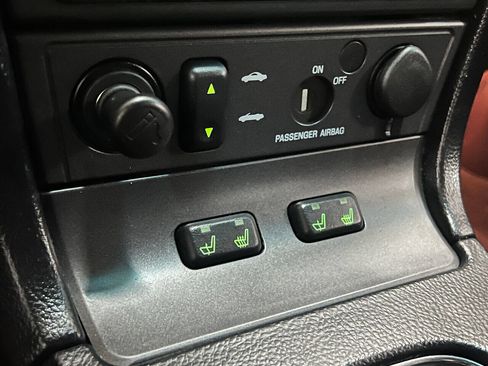 Used 2005 Ford Thunderbird Deluxe image 75